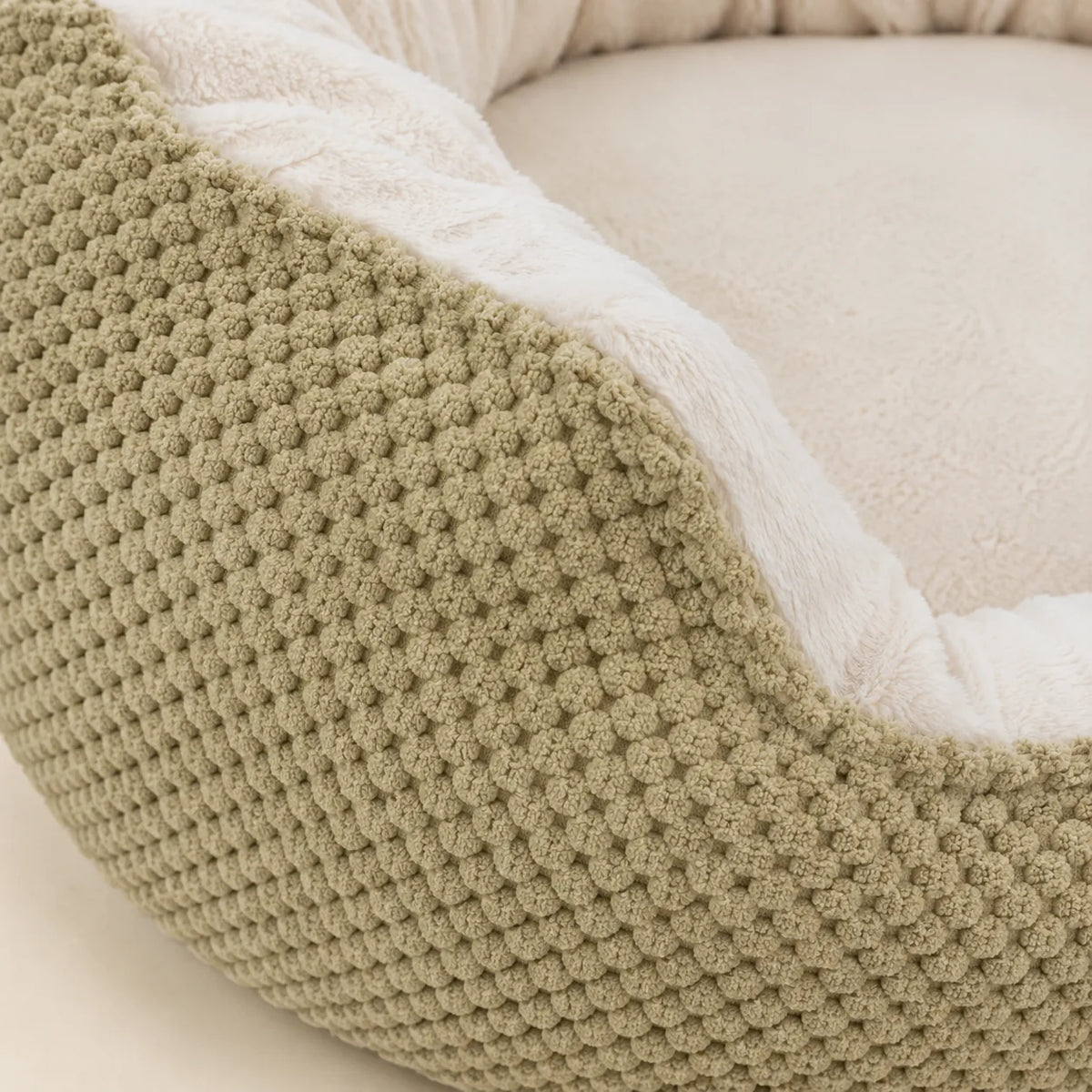 Detail des weichen Stoffbezugs des Hundebetts Våg in Khaki