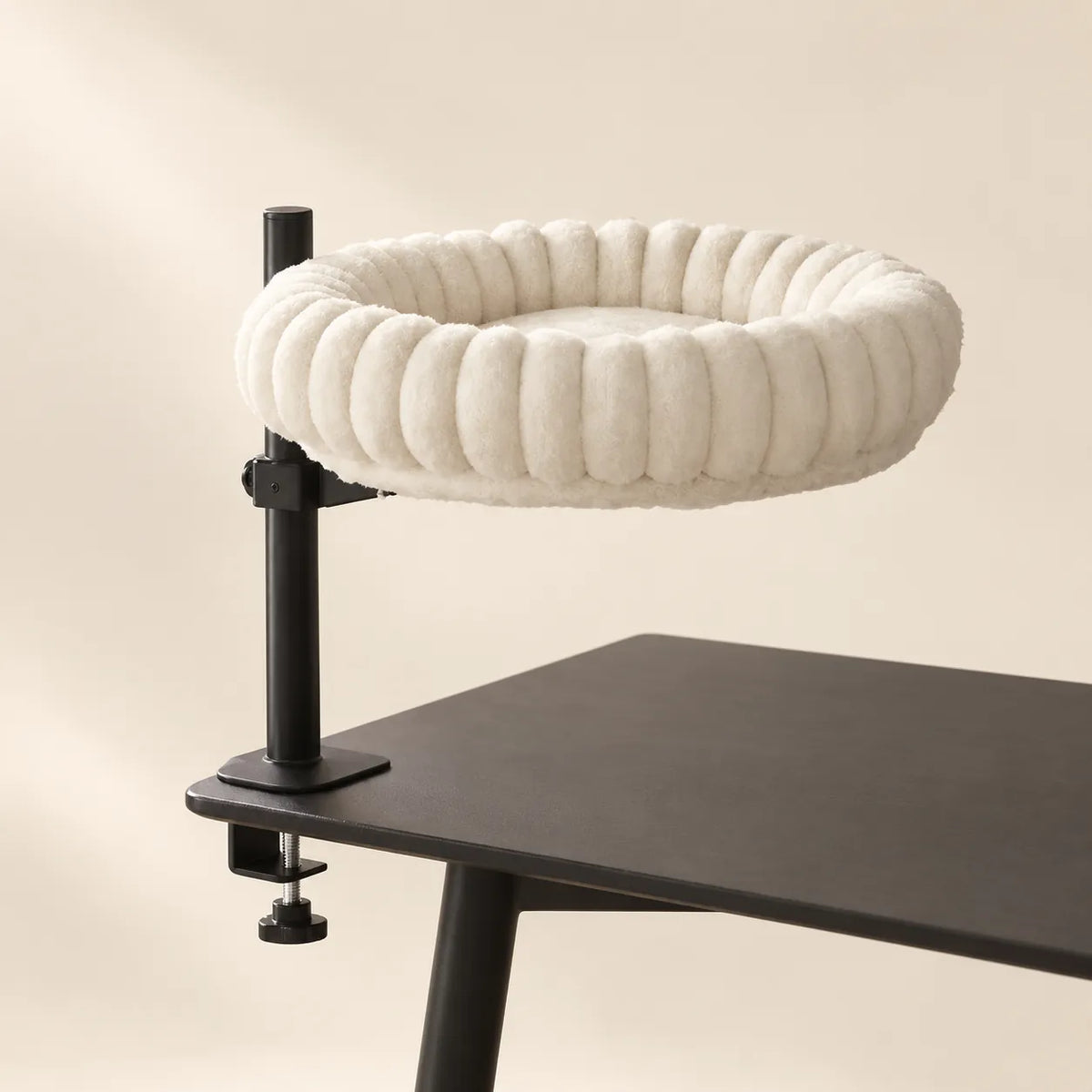 Schreibtisch-Katzenbett Nivå – Ansicht 1 in Beige