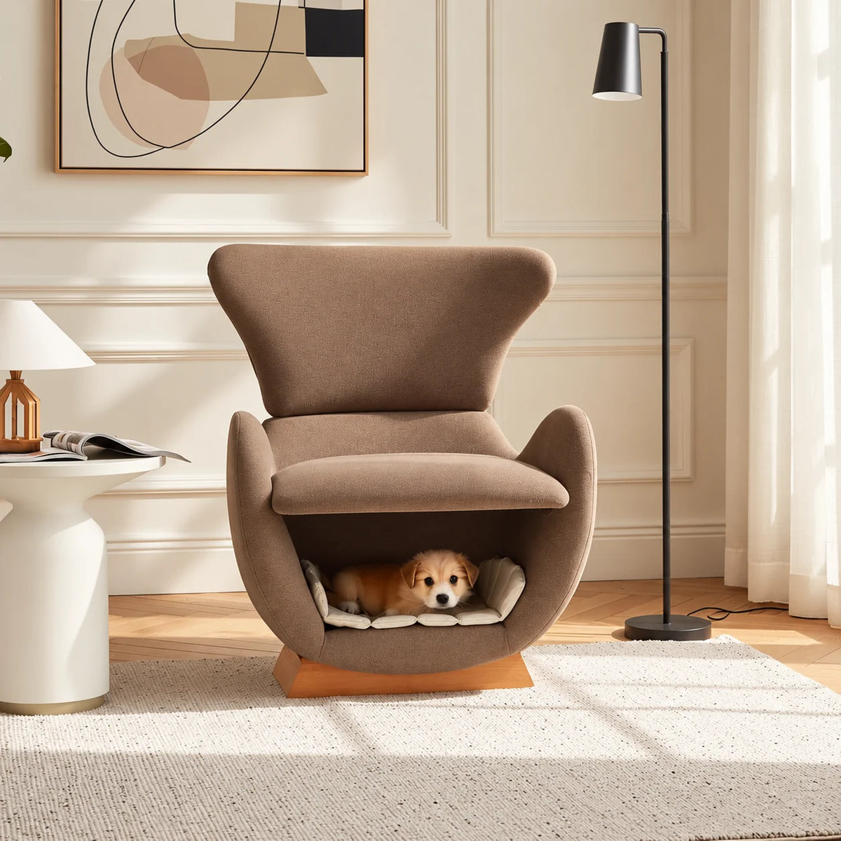 Kaffeebrauner Sessel Sammen im gemütlichen Wohnzimmer mit kleinem Hund in der Höhle