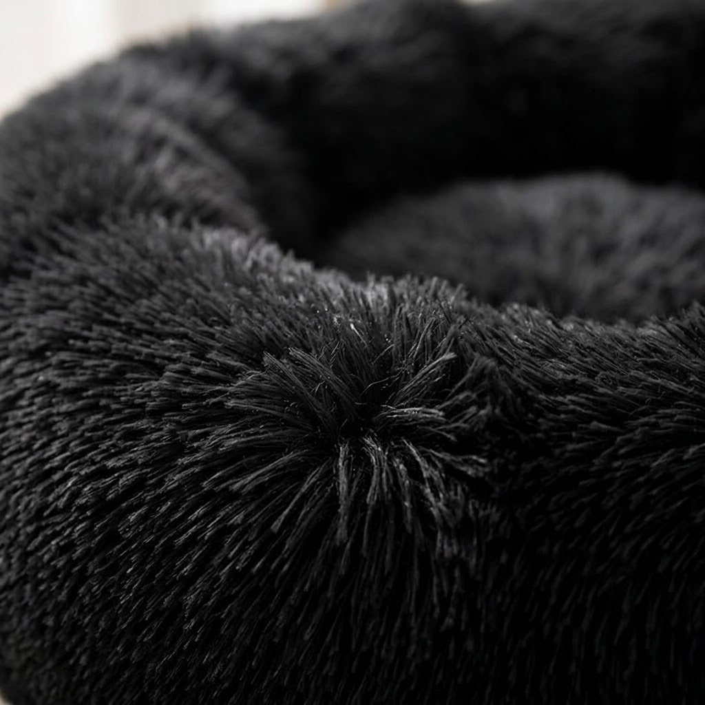 Detail des Plüschbezugs und der Polsterung des Donut-Hundebetts Dvala